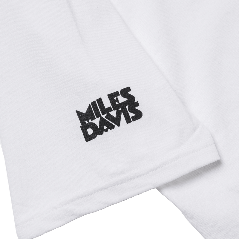 HUF - MILES DAVIS - DIRECTIONS S/S TEE mouw close-up