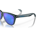 Oakley Frogskins Prizm Polarized Crystal Black Frame Prizm Sapphire Polarized Lenses zijkant