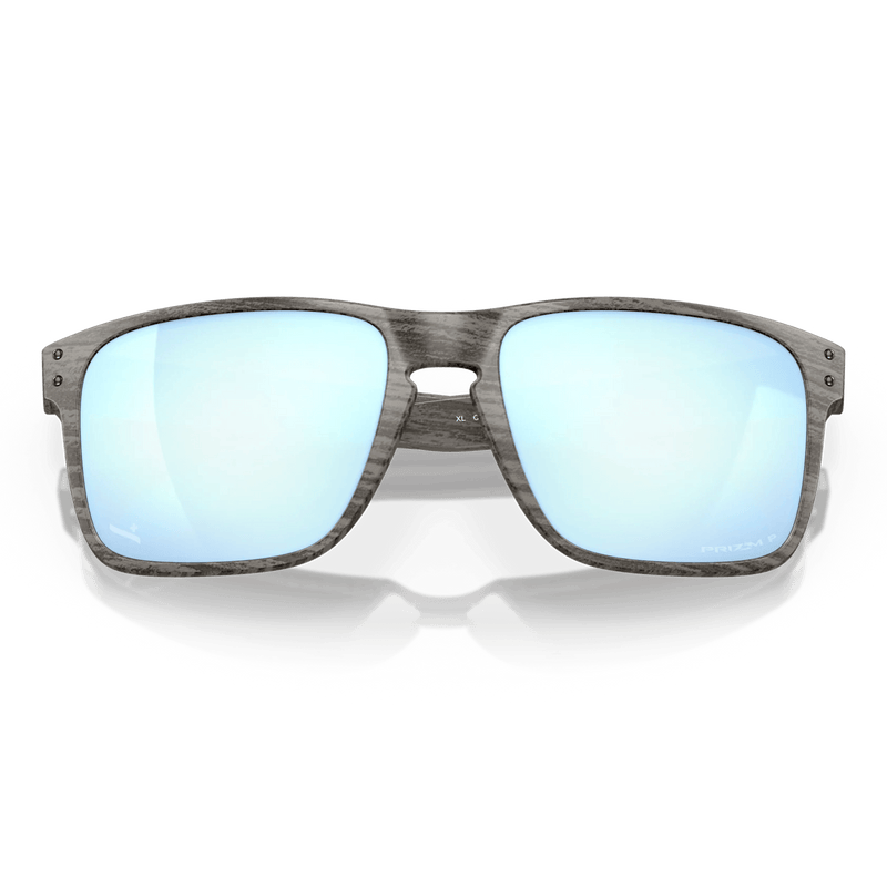 Oakley Holbrook XL Woodgrain Prizm Deep Water Polarized voorkant ingeklapt