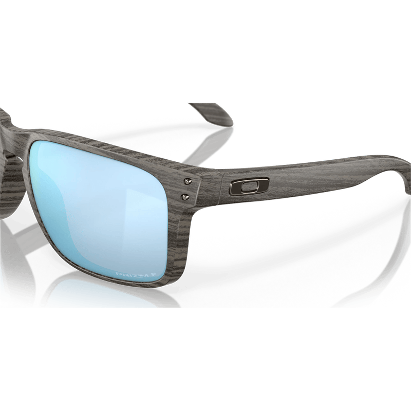 Oakley Holbrook XL Woodgrain Prizm Deep Water Polarized zijkant close-up