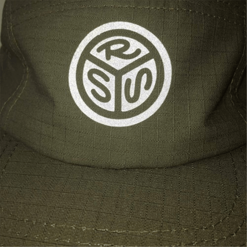 Rumble Reflective RSS logo 5 Panel cap voorkant close-up groen verlicht
