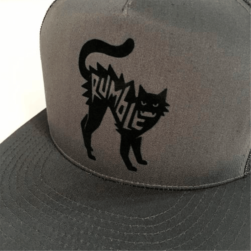 Rumble Cat Trucker Cap Charcoal voorkant logo close-up