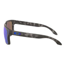 Bestel de Oakley Holbrook Matte Black Tortoise PRIZM Sapphire Polarized ​zonnebril snel, gemakkelijk en veilig bij Revert 95. Check on ze website voor de gehele Oakley gepolariseerde zonnebrillen collectie, of kom langs in onze winkel in Haarlem