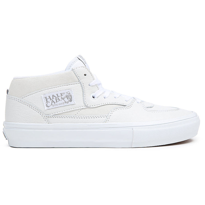 Bestel de Vans Skate Half Cab DAZ White white veilig, gemakkelijk en snel bij Revert 95. Check onze website voor de gehele Vans collectie.	