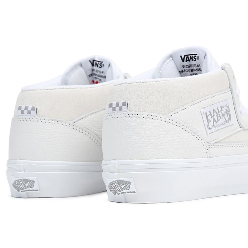 Bestel de Vans Skate Half Cab DAZ White white veilig, gemakkelijk en snel bij Revert 95. Check onze website voor de gehele Vans collectie.	