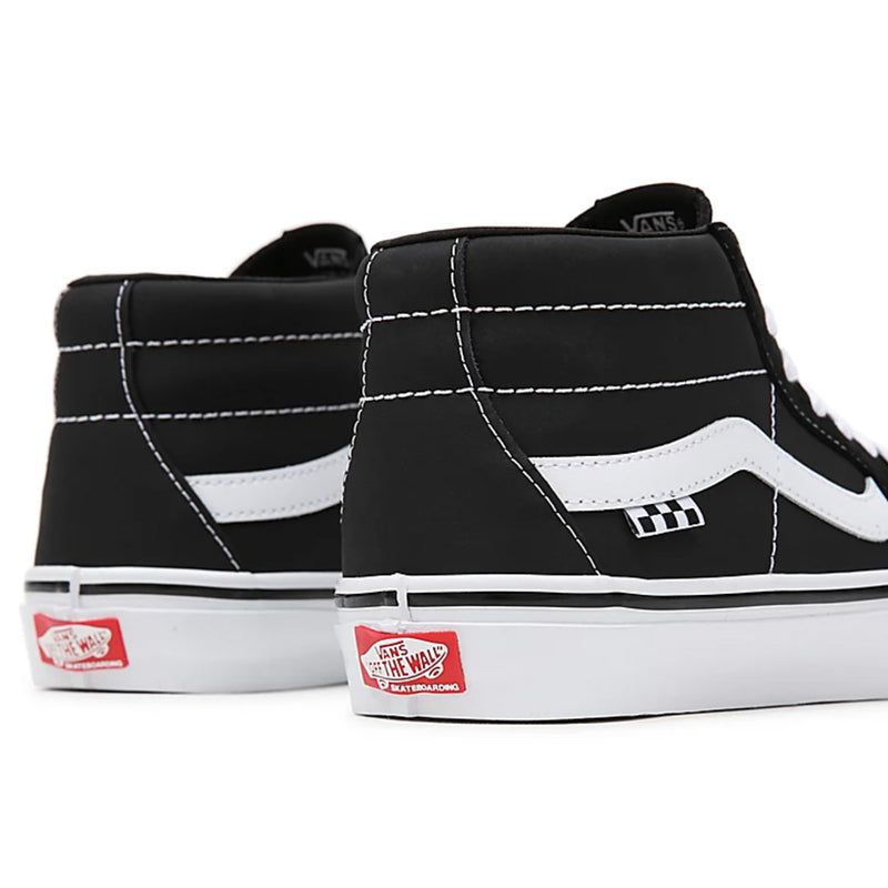 Bestel de Vans Skate Grosso Mid Black White veilig, gemakkelijk en snel bij Revert 95. Check onze website voor de gehele Vans collectie.	