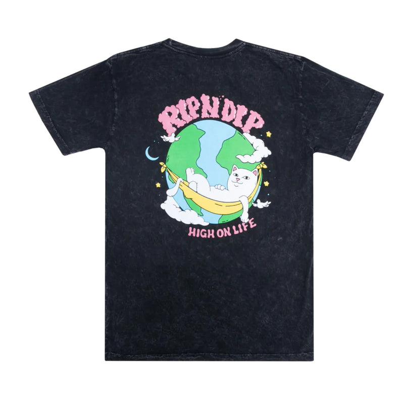 Bestel de Ripndip High On Life T-shirt Black Mineral Wash veilig, gemakkelijk en snel bij Revert 95. Check onze website voor de gehele Ripndip collectie, of kom gezellig langs bij onze winkel in Haarlem.