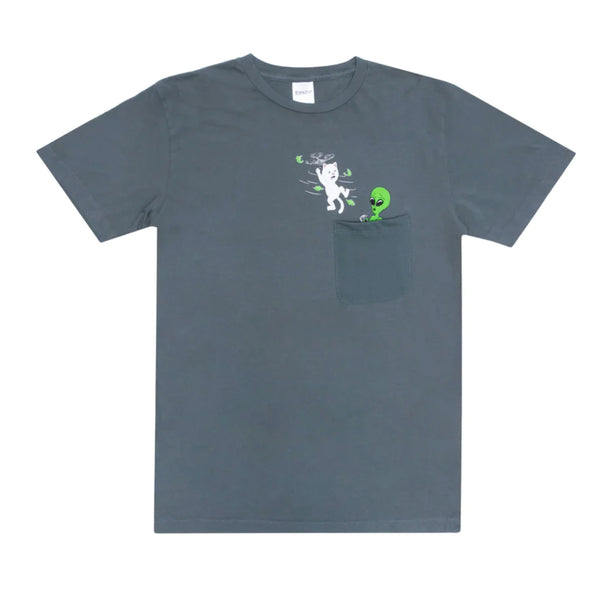 Bestel de Ripndip Bye-Bye Pocket T-shirt Charcoal veilig, gemakkelijk en snel bij Revert 95. Check onze website voor de gehele Ripndip collectie, of kom gezellig langs bij onze winkel in Haarlem.