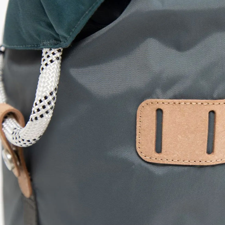 Bestel de Doughnut Colorado Jungle Series Backpack Charcoal Teal veilig, gemakkelijk en snel bij Revert 95. Check onze website voor de gehele Doughnut collectie, of kom gezellig langs bij onze winkel in Haarlem.	