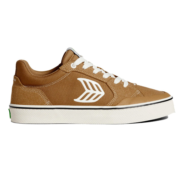 Bestel de Cariuma VVALLELY PRO CAMEL SUEDE CORDURA IVORY LOGO SNEAKER veilig, gemakkelijk en snel bij Revert 95. Check onze website voor de gehele Cariuma collectie, of kom gezellig langs bij onze winkel in Haarlem.	