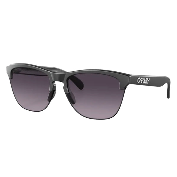 Bestel de Oakley FROGSKINS LITE Matte Black Prizm Grey Gradient veilig, gemakkelijk en snel bij Revert 95. Check onze website voor de gehele Oakley collectie, of kom gezellig langs bij onze winkel in Haarlem.	