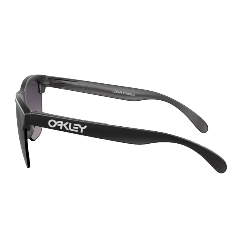 Bestel de Oakley FROGSKINS LITE Matte Black Prizm Grey Gradient veilig, gemakkelijk en snel bij Revert 95. Check onze website voor de gehele Oakley collectie, of kom gezellig langs bij onze winkel in Haarlem.	