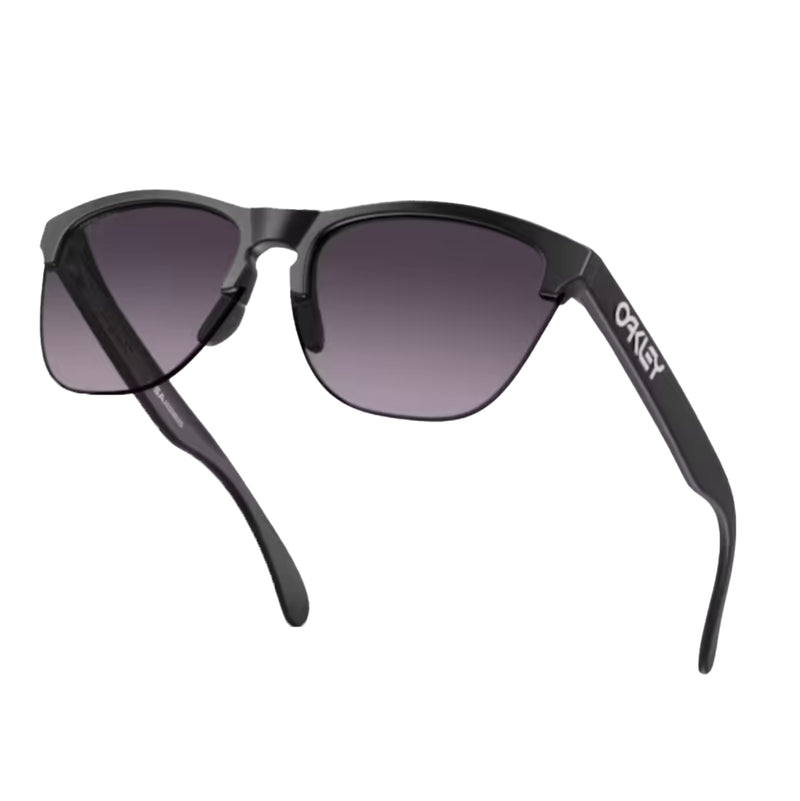 Bestel de Oakley FROGSKINS LITE Matte Black Prizm Grey Gradient veilig, gemakkelijk en snel bij Revert 95. Check onze website voor de gehele Oakley collectie, of kom gezellig langs bij onze winkel in Haarlem.	