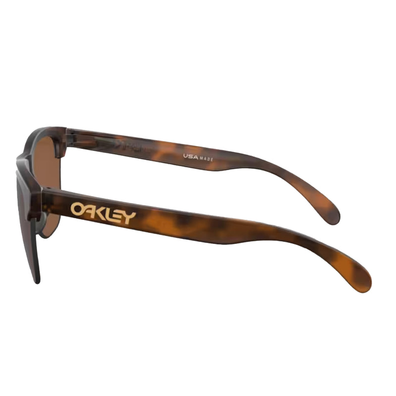 Bestel de Oakley FROGSKINS LITE Matte Tortoise Prizm Tungsten veilig, gemakkelijk en snel bij Revert 95. Check onze website voor de gehele Oakley collectie, of kom gezellig langs bij onze winkel in Haarlem.	