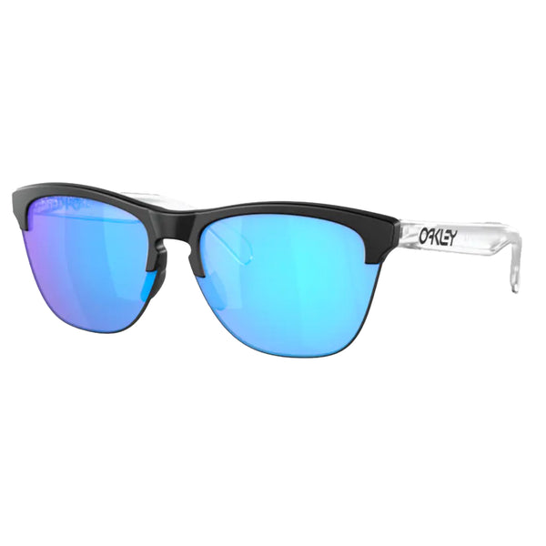 Bestel de Oakley FROGSKINS LITE Matte Black Prizm Sapphire veilig, gemakkelijk en snel bij Revert 95. Check onze website voor de gehele Oakley collectie, of kom gezellig langs bij onze winkel in Haarlem.	