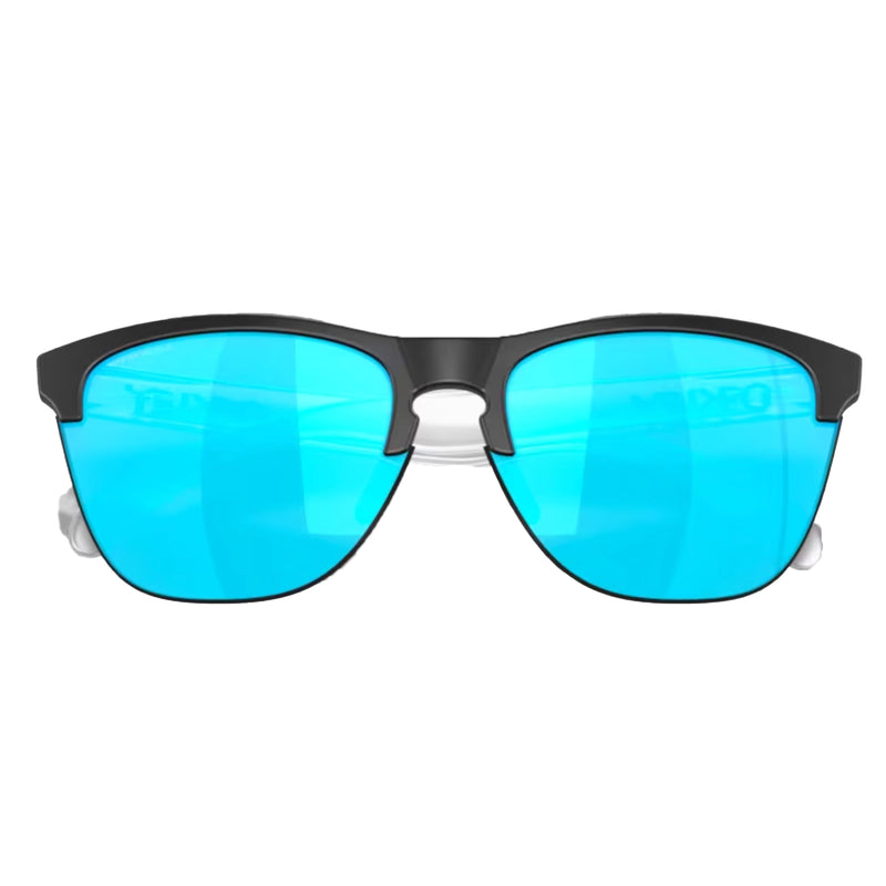 Bestel de Oakley FROGSKINS LITE Matte Black Prizm Sapphire veilig, gemakkelijk en snel bij Revert 95. Check onze website voor de gehele Oakley collectie, of kom gezellig langs bij onze winkel in Haarlem.	