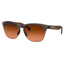 Bestel de Oakley FROGSKINS LITE Matte Tortoise Prizm Brown Gradient veilig, gemakkelijk en snel bij Revert 95. Check onze website voor de gehele Oakley collectie, of kom gezellig langs bij onze winkel in Haarlem.	