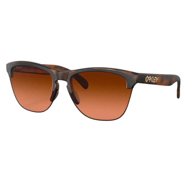 Bestel de Oakley FROGSKINS LITE Matte Tortoise Prizm Brown Gradient veilig, gemakkelijk en snel bij Revert 95. Check onze website voor de gehele Oakley collectie, of kom gezellig langs bij onze winkel in Haarlem.	