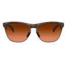 Bestel de Oakley FROGSKINS LITE Matte Tortoise Prizm Brown Gradient veilig, gemakkelijk en snel bij Revert 95. Check onze website voor de gehele Oakley collectie, of kom gezellig langs bij onze winkel in Haarlem.	