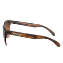 Bestel de Oakley FROGSKINS LITE Matte Tortoise Prizm Brown Gradient veilig, gemakkelijk en snel bij Revert 95. Check onze website voor de gehele Oakley collectie, of kom gezellig langs bij onze winkel in Haarlem.	