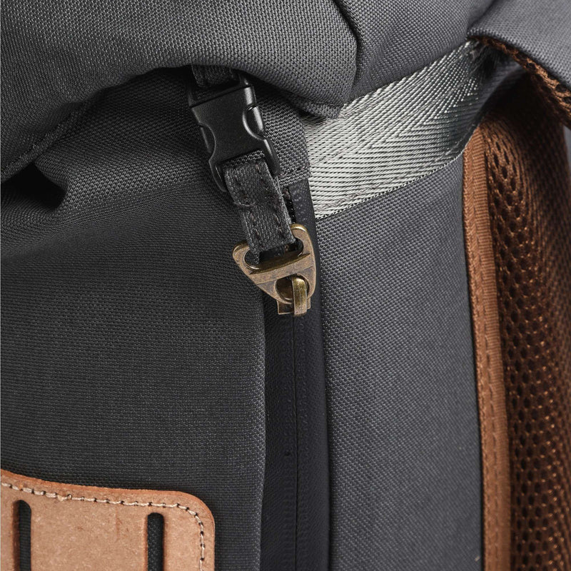 Bestel de Doughnut Colorado PFC Free Series Backpacksnel, veilig en gemakkelijk bij Revert 95. Check onze website voor de gehele Doughnut collectie.