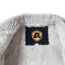  Rumble speedshop Cat Sherpa Trucker jeans Jacket label close-up blauw geel Revert95.com