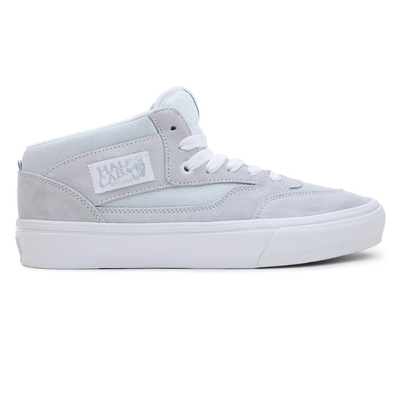 Bestel de Vans MN Skate Half Cab '92 LIGHT BLUE WHITE veilig, gemakkelijk en snel bij Revert 95. Check onze website voor de gehele Vans collectie, of kom gezellig langs bij onze winkel in Haarlem.