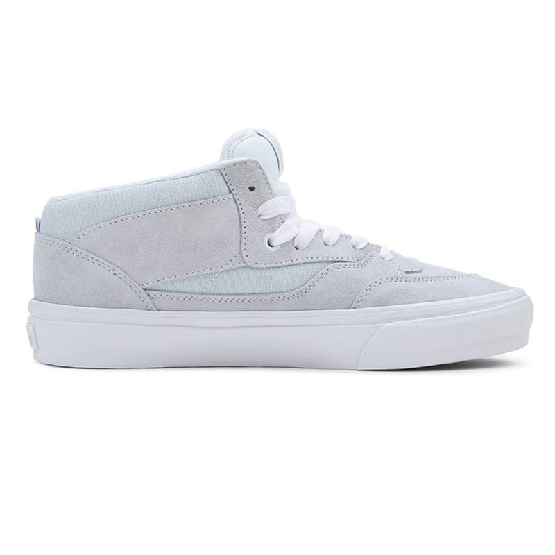 Bestel de Vans MN Skate Half Cab '92 LIGHT BLUE WHITE veilig, gemakkelijk en snel bij Revert 95. Check onze website voor de gehele Vans collectie, of kom gezellig langs bij onze winkel in Haarlem.