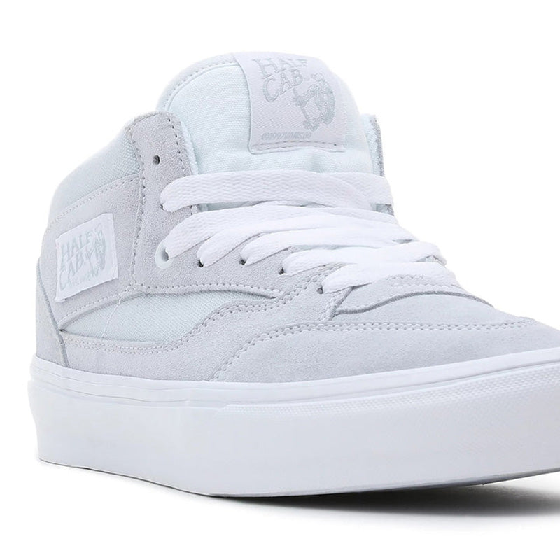 Bestel de Vans MN Skate Half Cab '92 LIGHT BLUE WHITE veilig, gemakkelijk en snel bij Revert 95. Check onze website voor de gehele Vans collectie, of kom gezellig langs bij onze winkel in Haarlem.